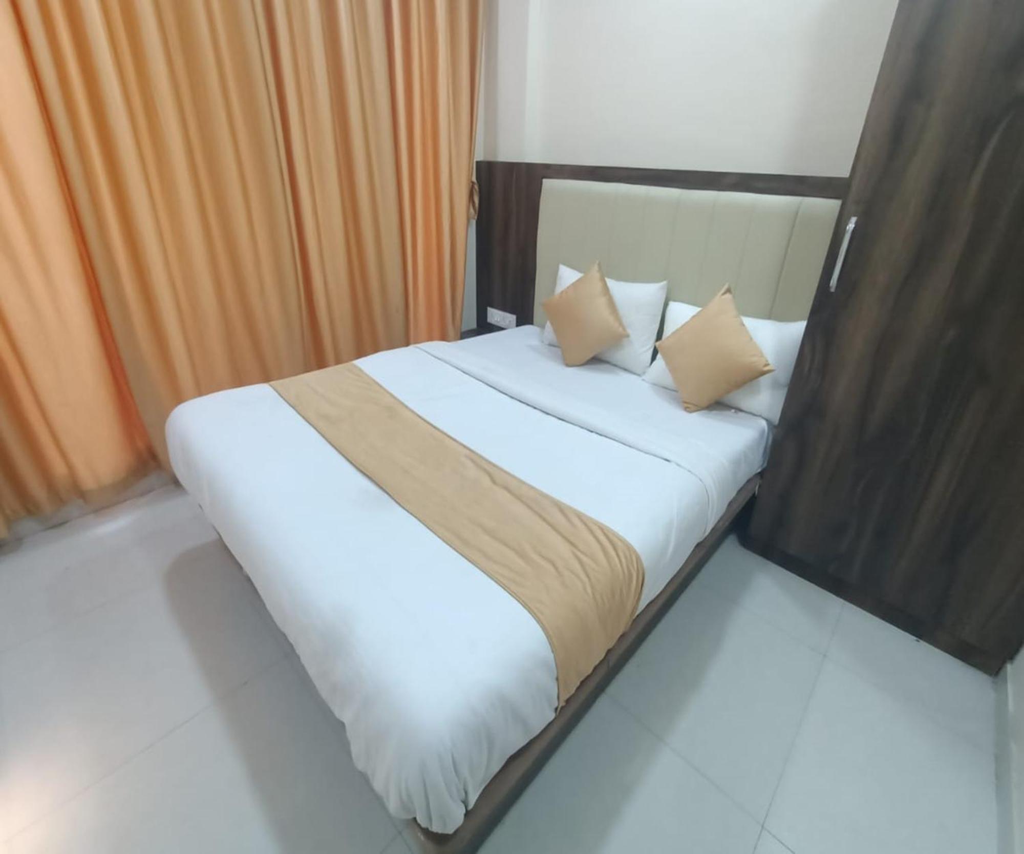 Hotel Om Sai Navi Mumbai Kültér fotó